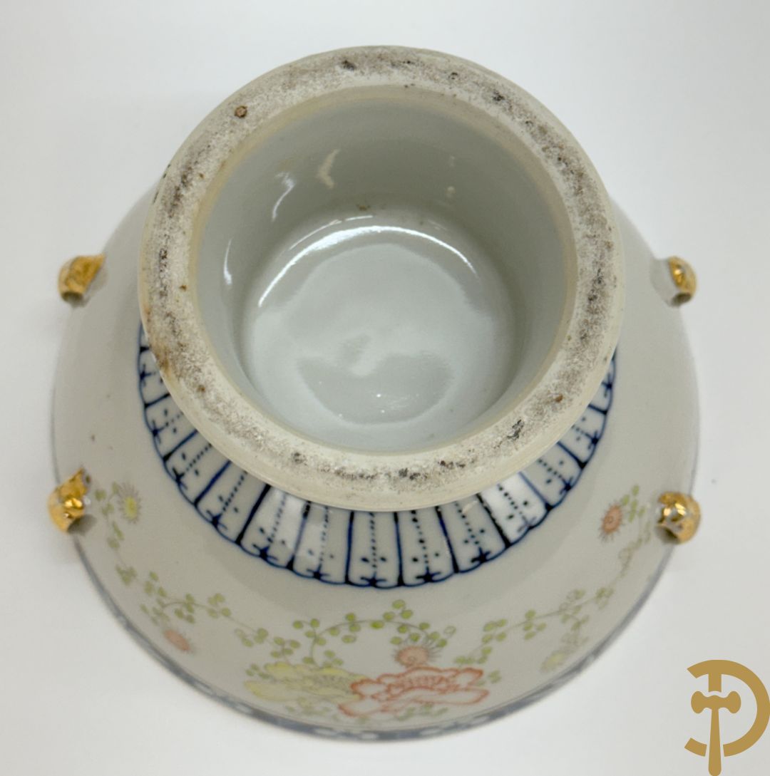 Chinese porseleinen coupe met deksel en vergulde oren