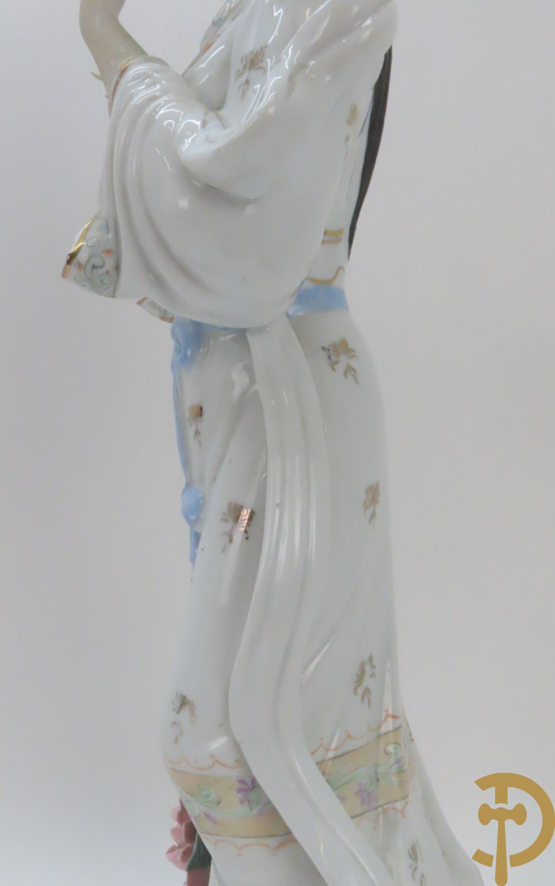 Chinese porseleinen geisha dame tussen de bloemen