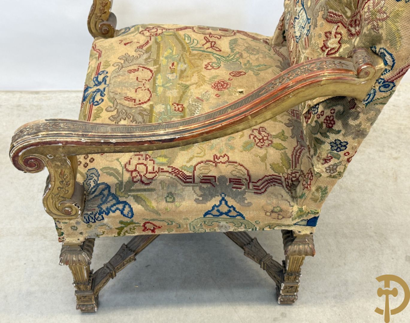 Vier vergulde Louis XIV kasteelarmzetels met geanimeerde scènes in petit points, 19e