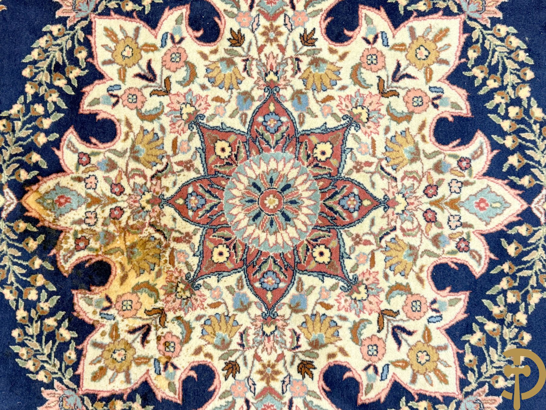 Oosters handgeknoopt tapijt met blauwe fond en bloemenmotieven