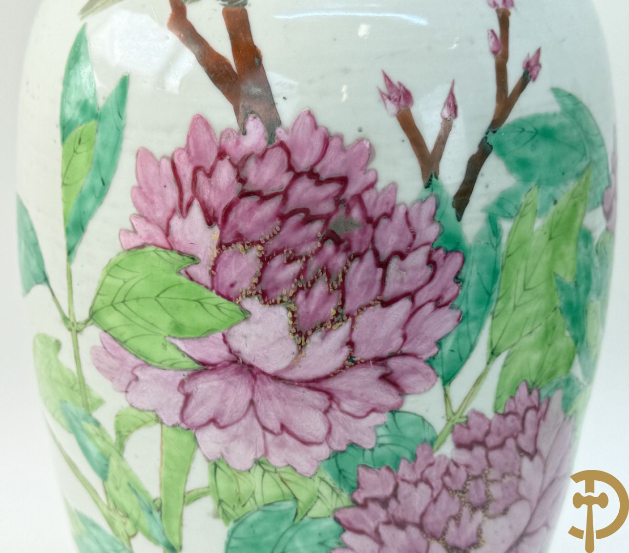 Paar Chinese porseleinen vazen met bloemen- en vogeldecor, achteraan getekend