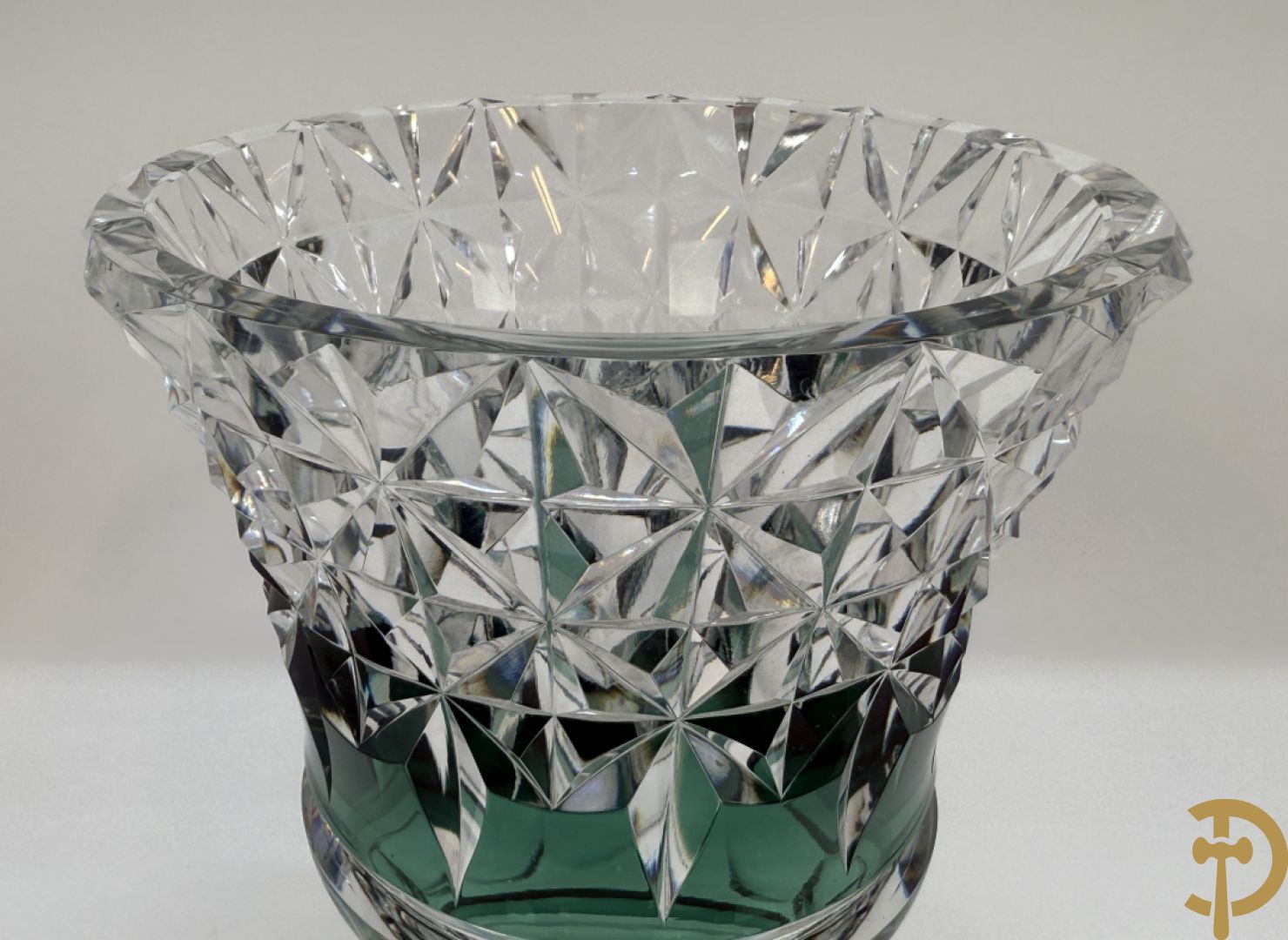 Gekleurde bolvormige kristallen handgeslepen Val-Saint-Lambert vaas, gemerkt 1197 + groene krsitallen Val-Saint-Lambert vaas + rode geslepen Val-Saint-Lambert vaas