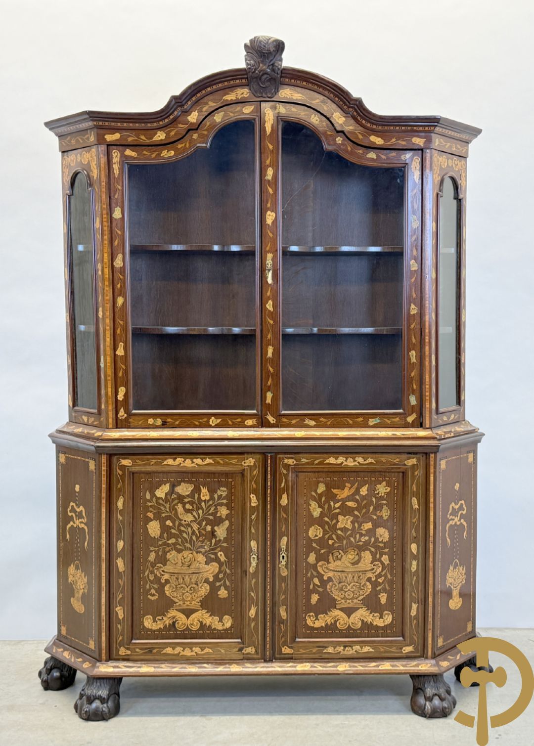 Hollandse vitrine met gemarketteerd bloementafereel, bovenaan met 2 beglaasde deuren en rocaille als kuif - onderaan met 2 gesloten deuren bezet met amforen, vogels en bloemenmarketterie