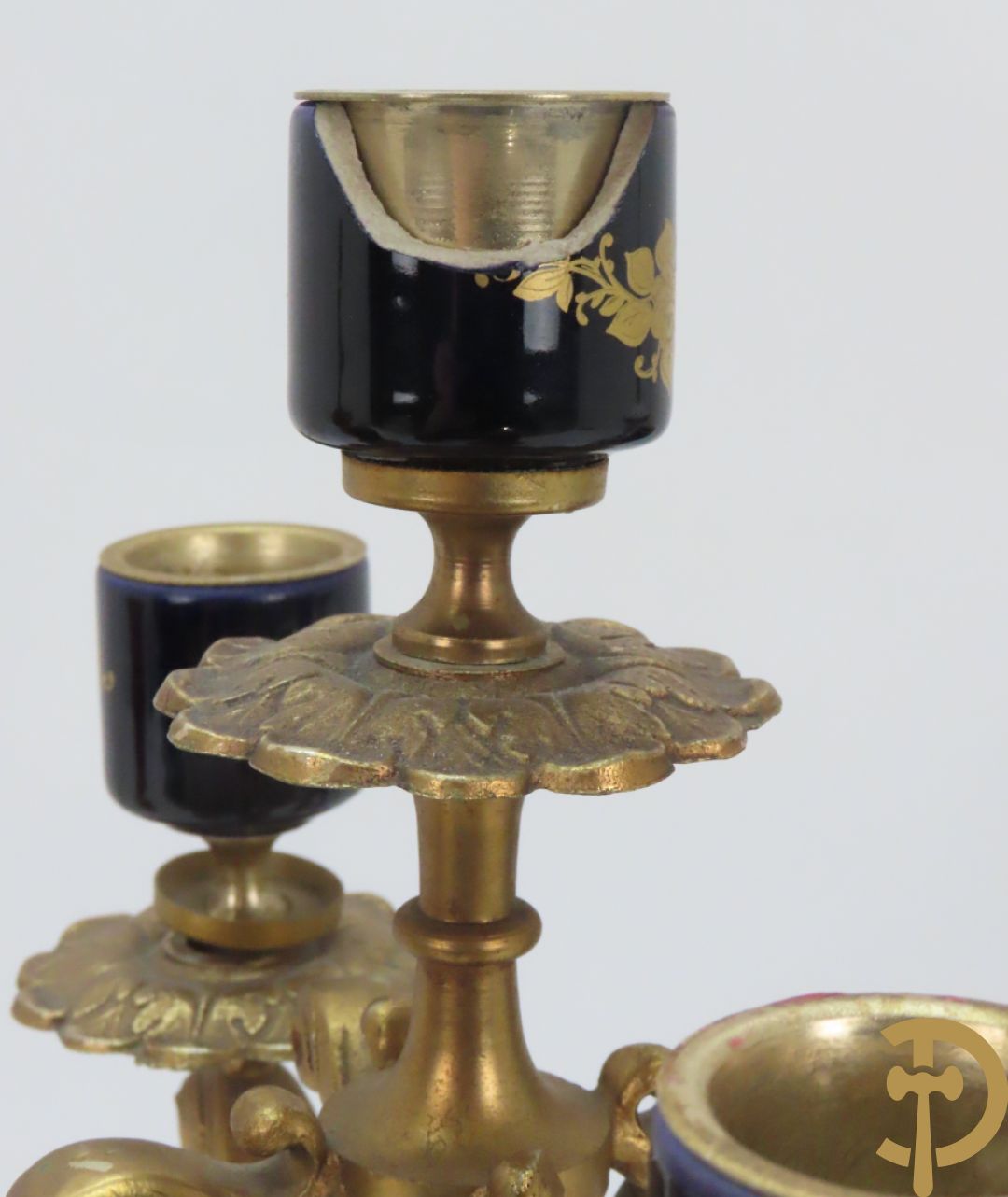 Twee porseleinen Stijl Sèvres cassolettes + dekselpotiche met bloemendecor + vijfarmige kandelaar Sèvres stijl, ACF