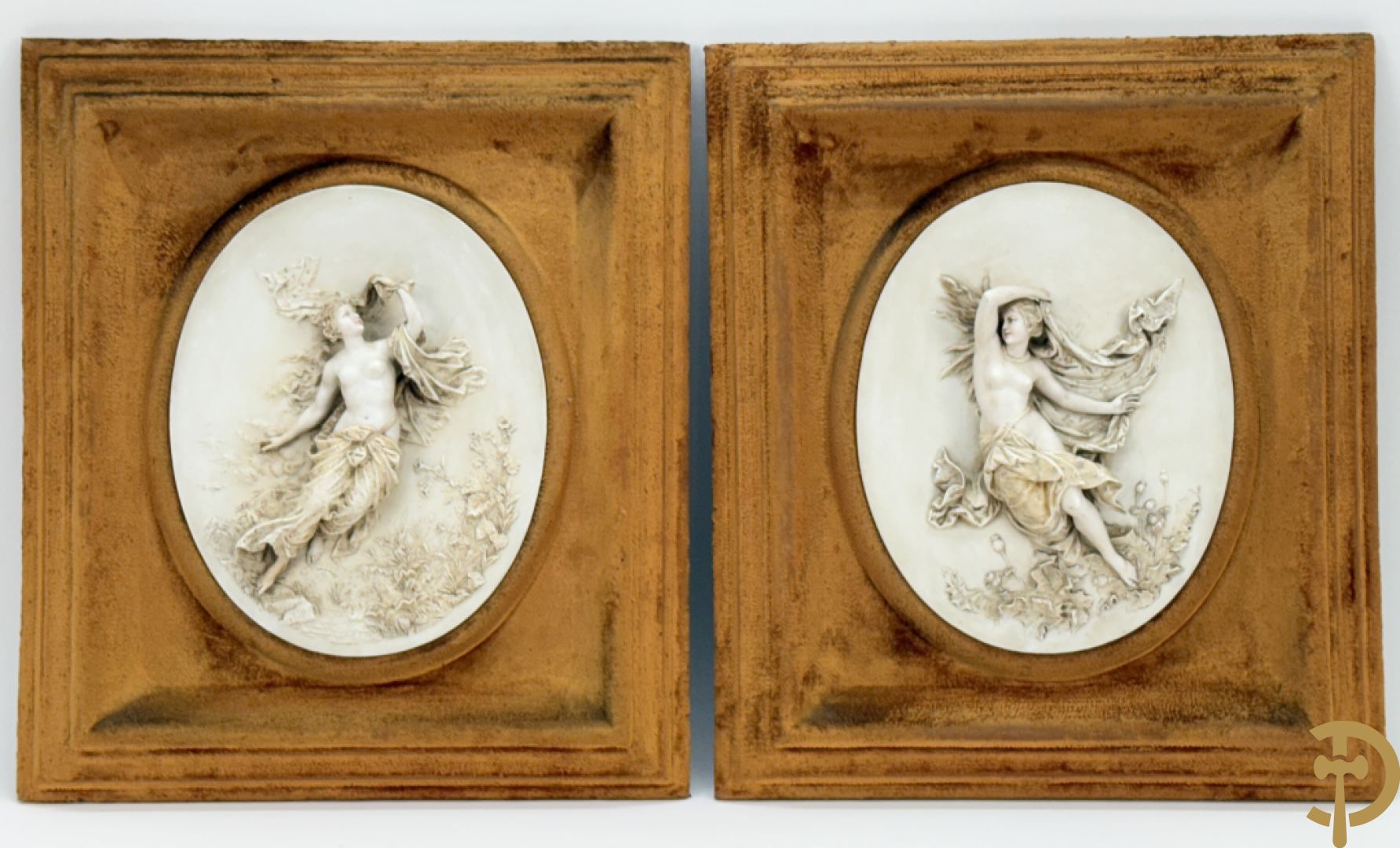 Paar ovale porseleinen plakkettes met elegante dame in bloemenveld