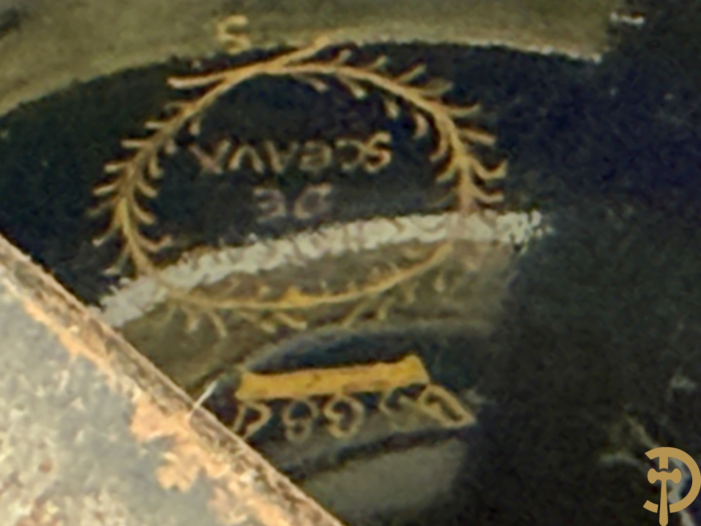 Paar porseleinen Sèvres cassolettes met handbeschilderd romantisch decor op blauwe fond, zijdelings met bronzen zwanen, Chateaux de Sceaux  gemerkt onderaan, Missant J. getekend