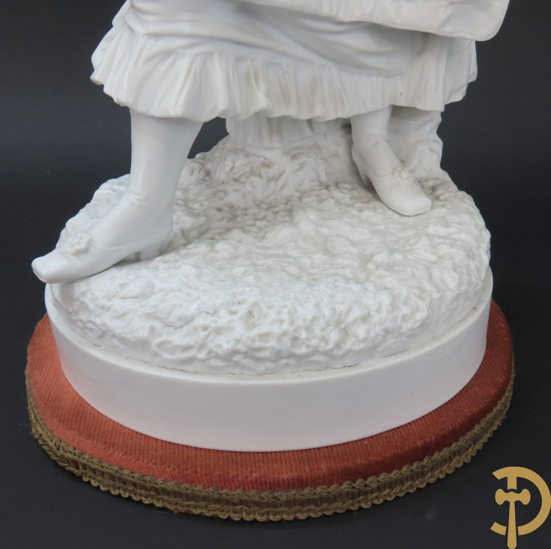 Paar grote witte biscuits van elegant koppel, onderaan gemerkt AM