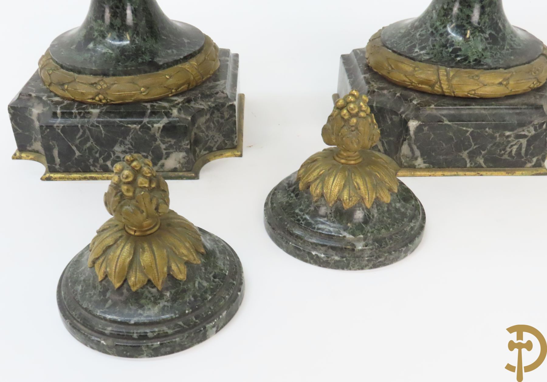 Paar marmeren cassolettes met los deksel, zijdelings bezet met accanthusranken en bloemen