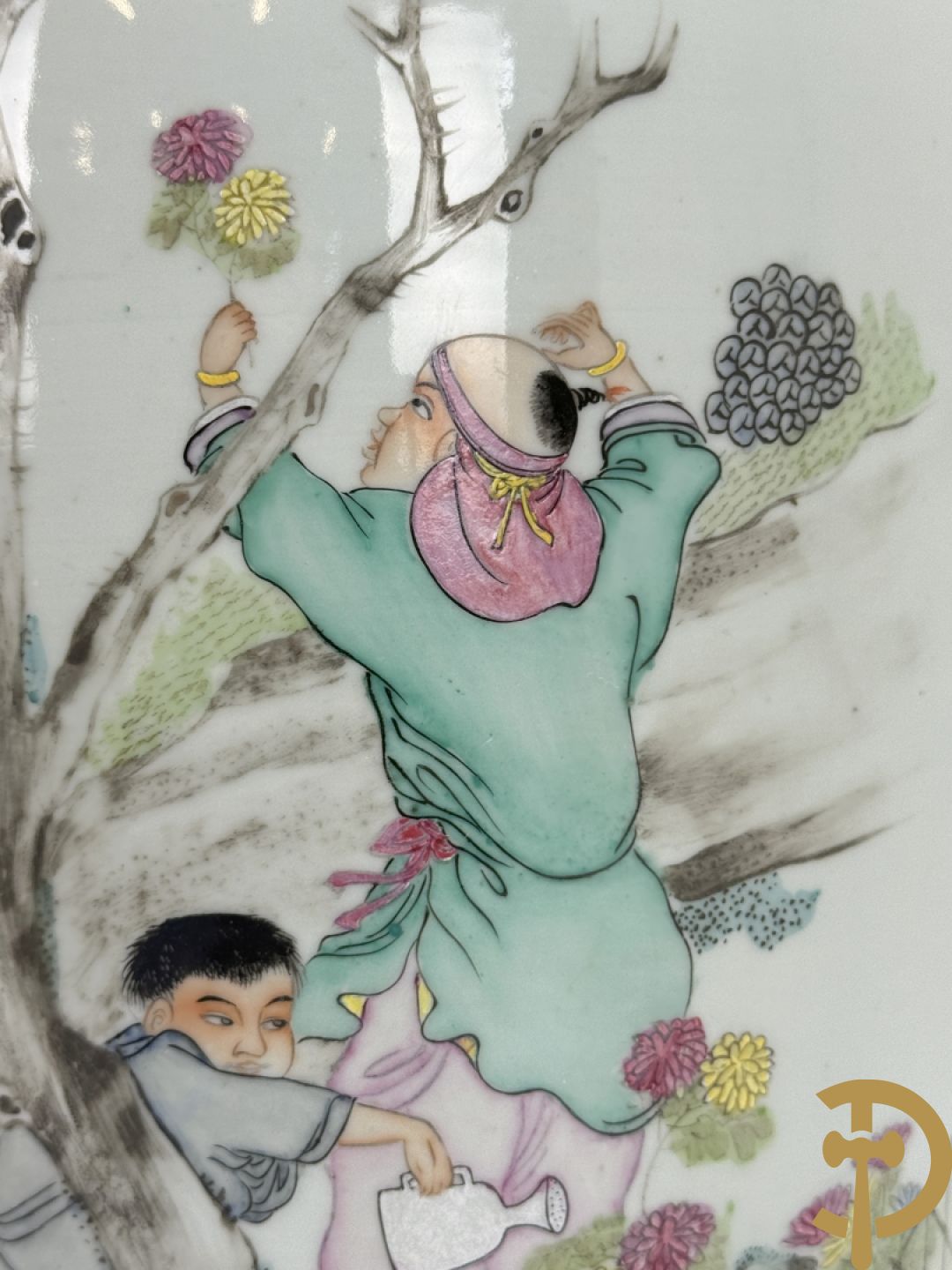 Chinese porseleinen vaas met decor van wijsgeer omgeven door kinderen