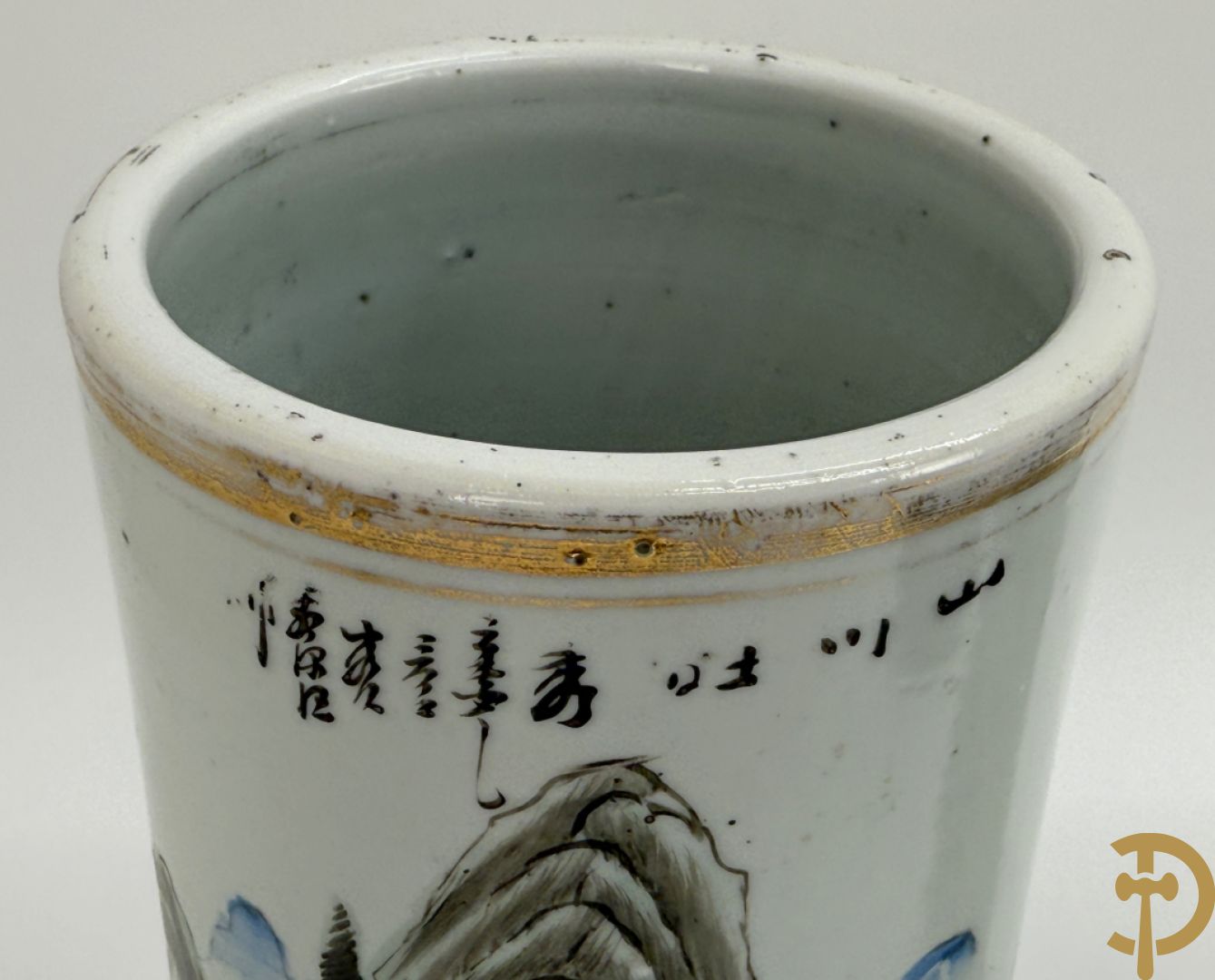 Paar Chinese porseleinen rolvaasjes met landschapsdecor