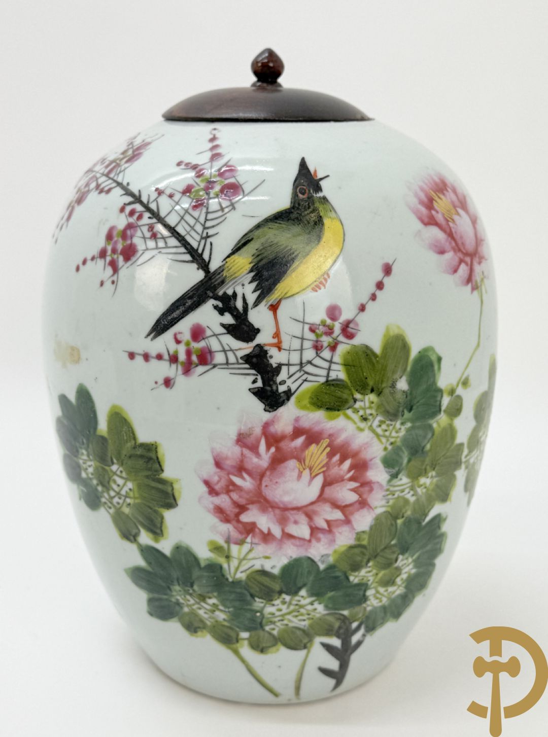 Chinese porseleinen cachepot met decor van dames en kind