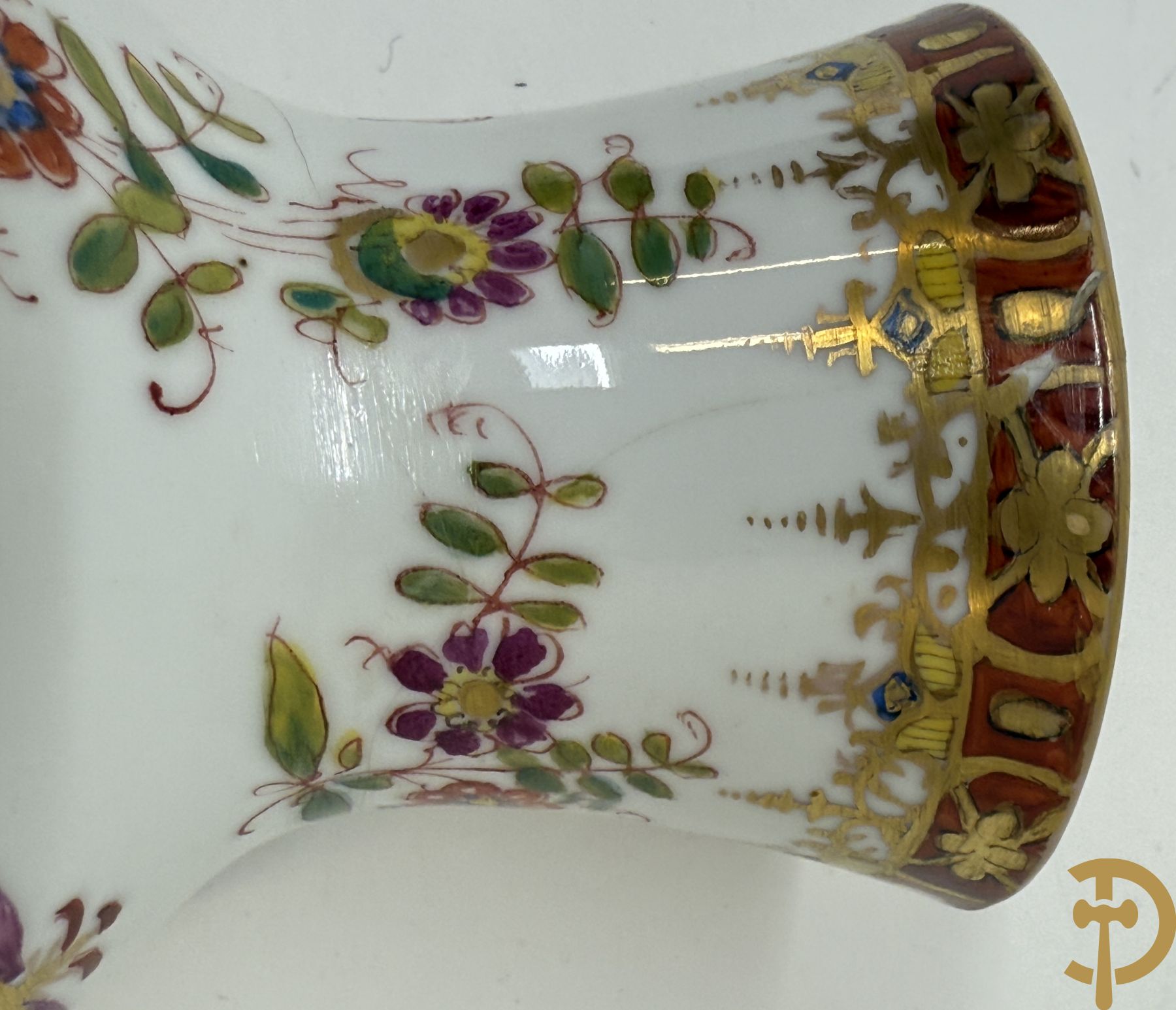 Paar kalebasvormige porseleienen vazen met antieke havenzichten + porseleinen vaasje met havenscènes, onderaan gemerkt