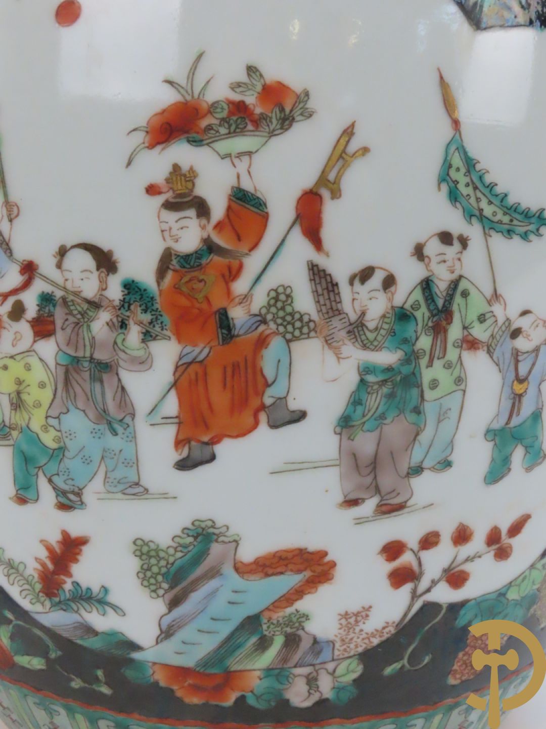 Chinese porseleinen cachepot met geanimeerd decor op zwarte fond met bloemen