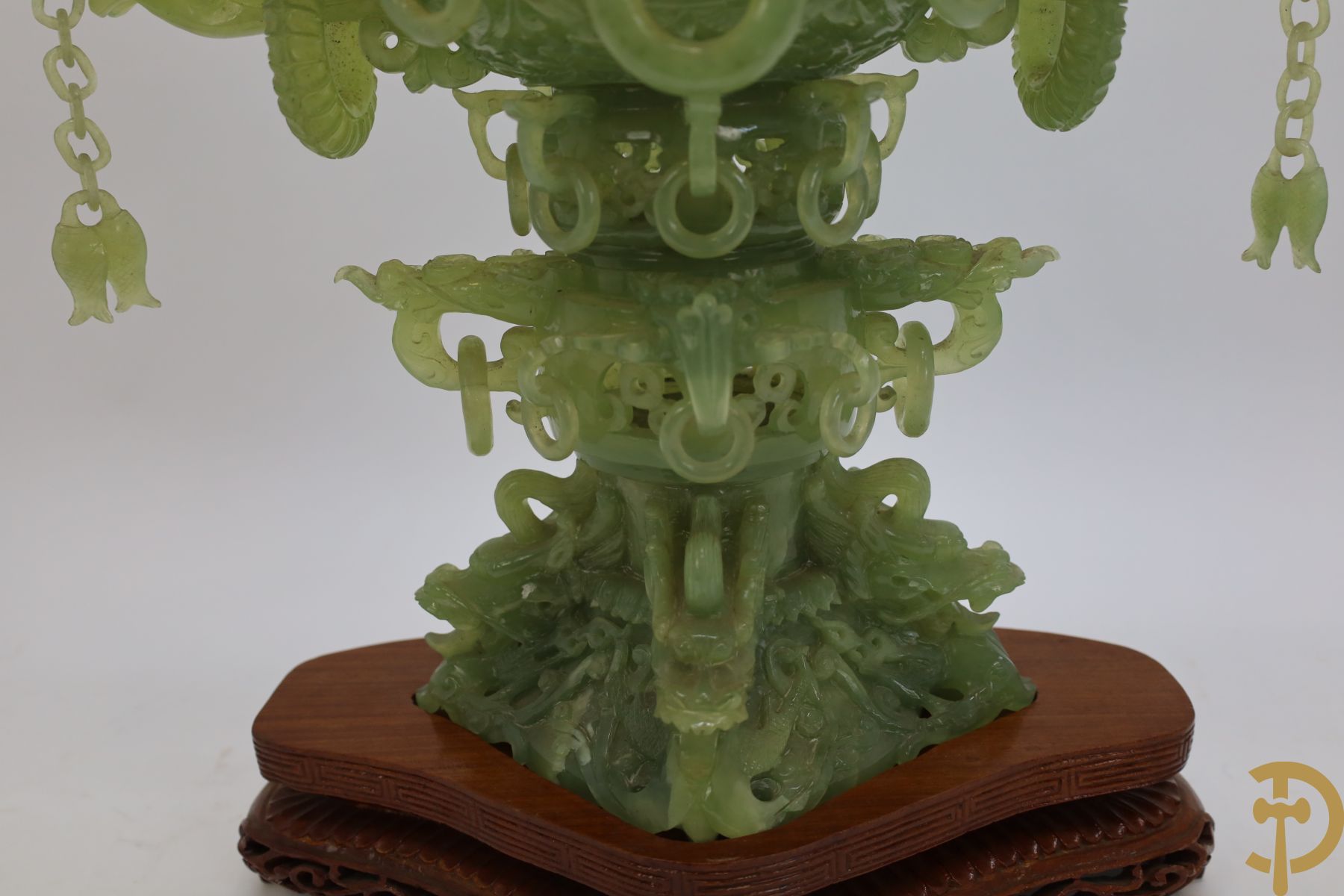 Grote handgesculpteerde brule parfum in jade, onderaan met draken en bovenaan met tempel - driedelig