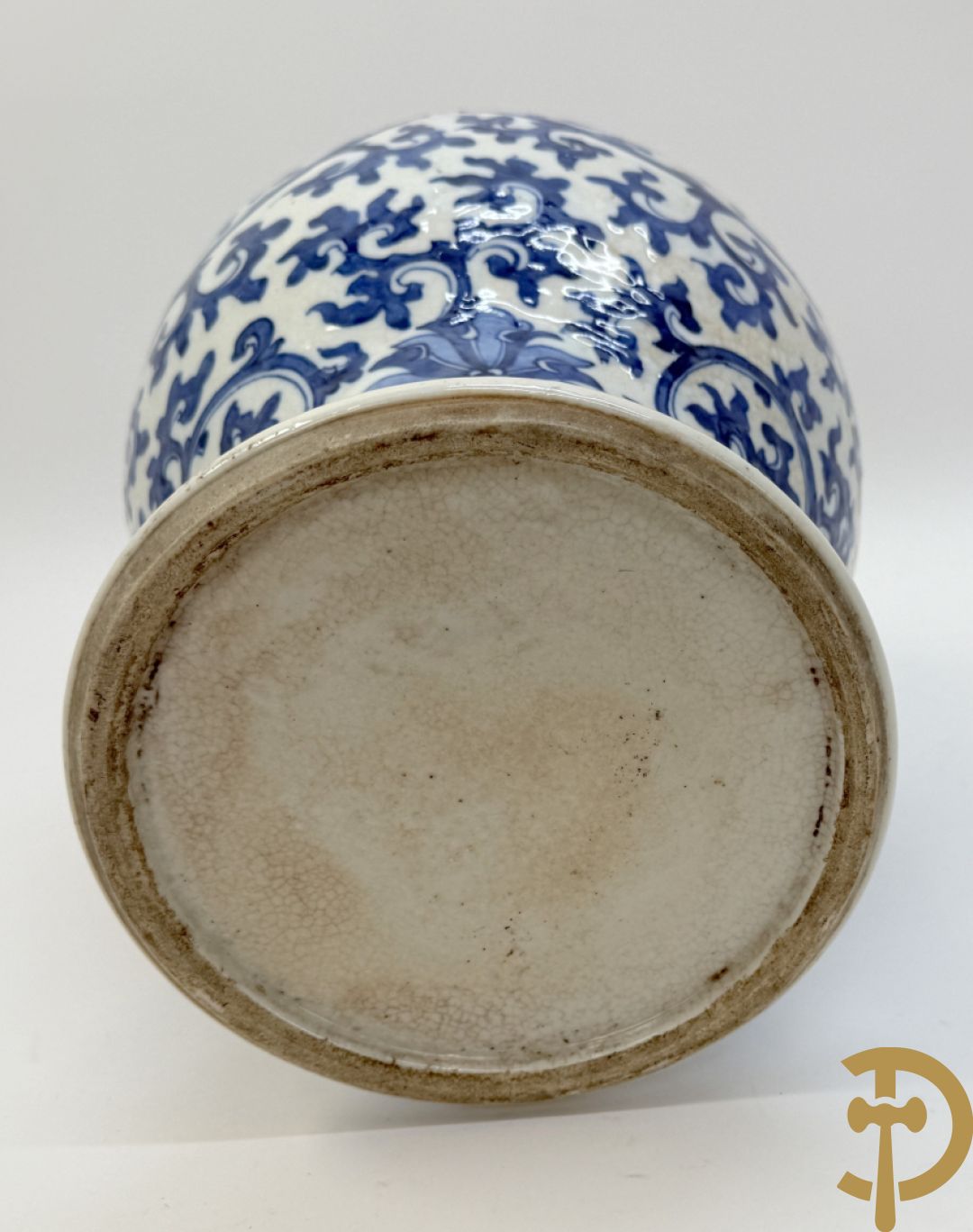 Paar Chinese dekselpotiches in blauw wit porselein met bloemendecor en accanthusranken