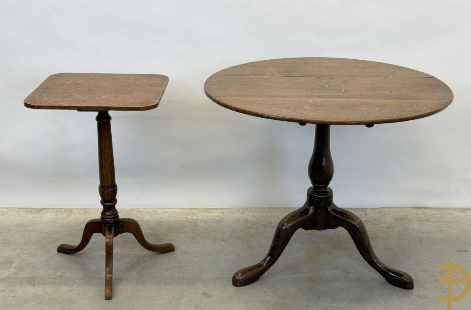 Engelse eiken ronde kantelbare flaptafel op Queen Anne poten + eiken bijzettafel op driepikkel