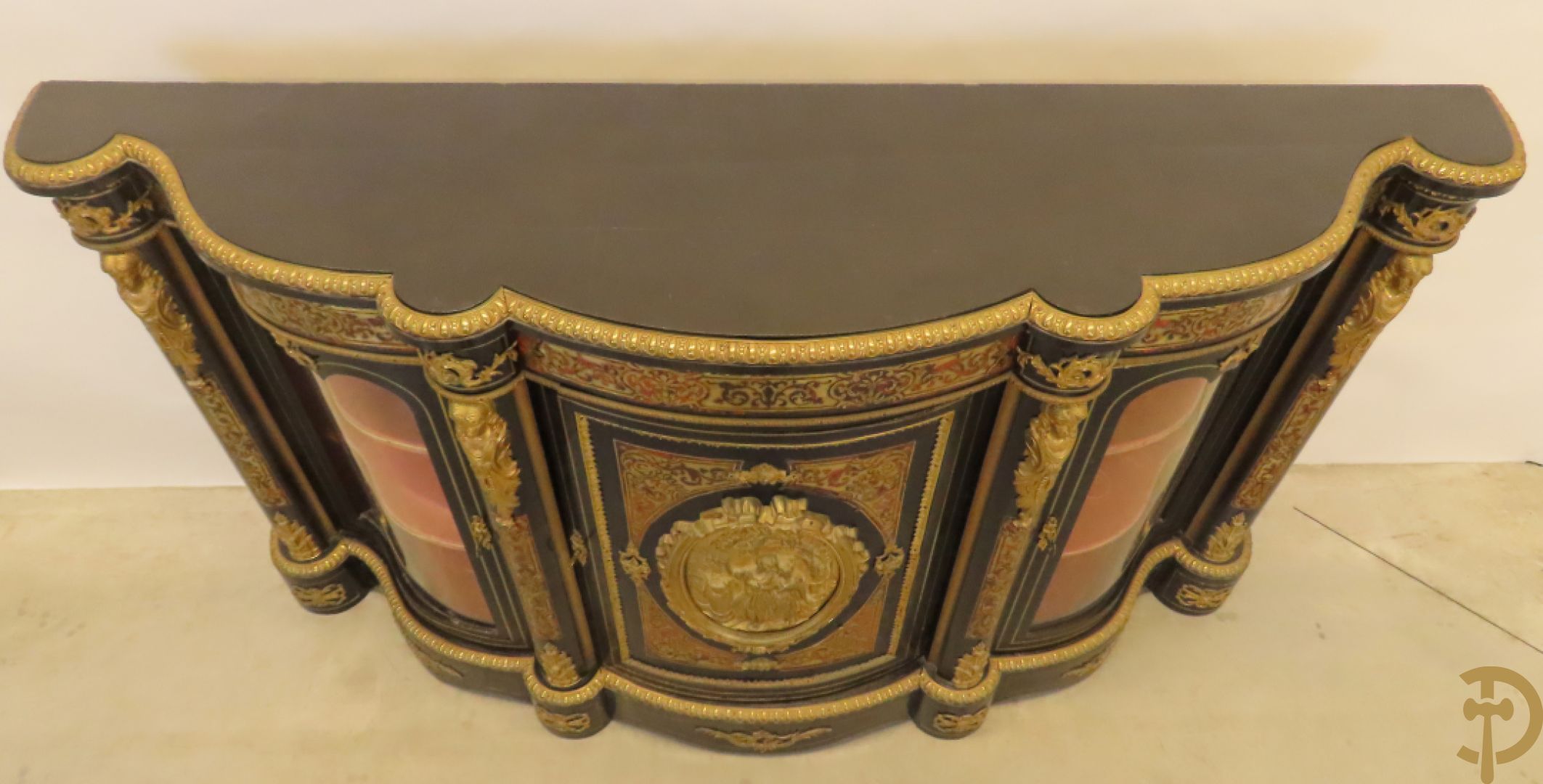 Napoleon III dressoir, centraal met bronnen plakkette omgeven door Louis XVI strik, met 2 zijdelingse vitrines met gebogen glas - stijlen bezet met bronzen dameshoofden