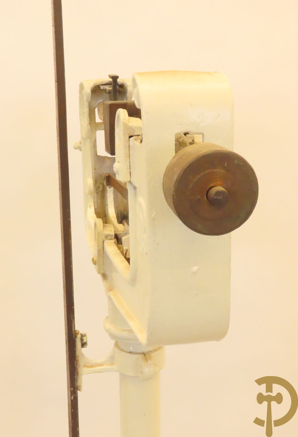 Oude metalen doktersweegschaal met meetlat