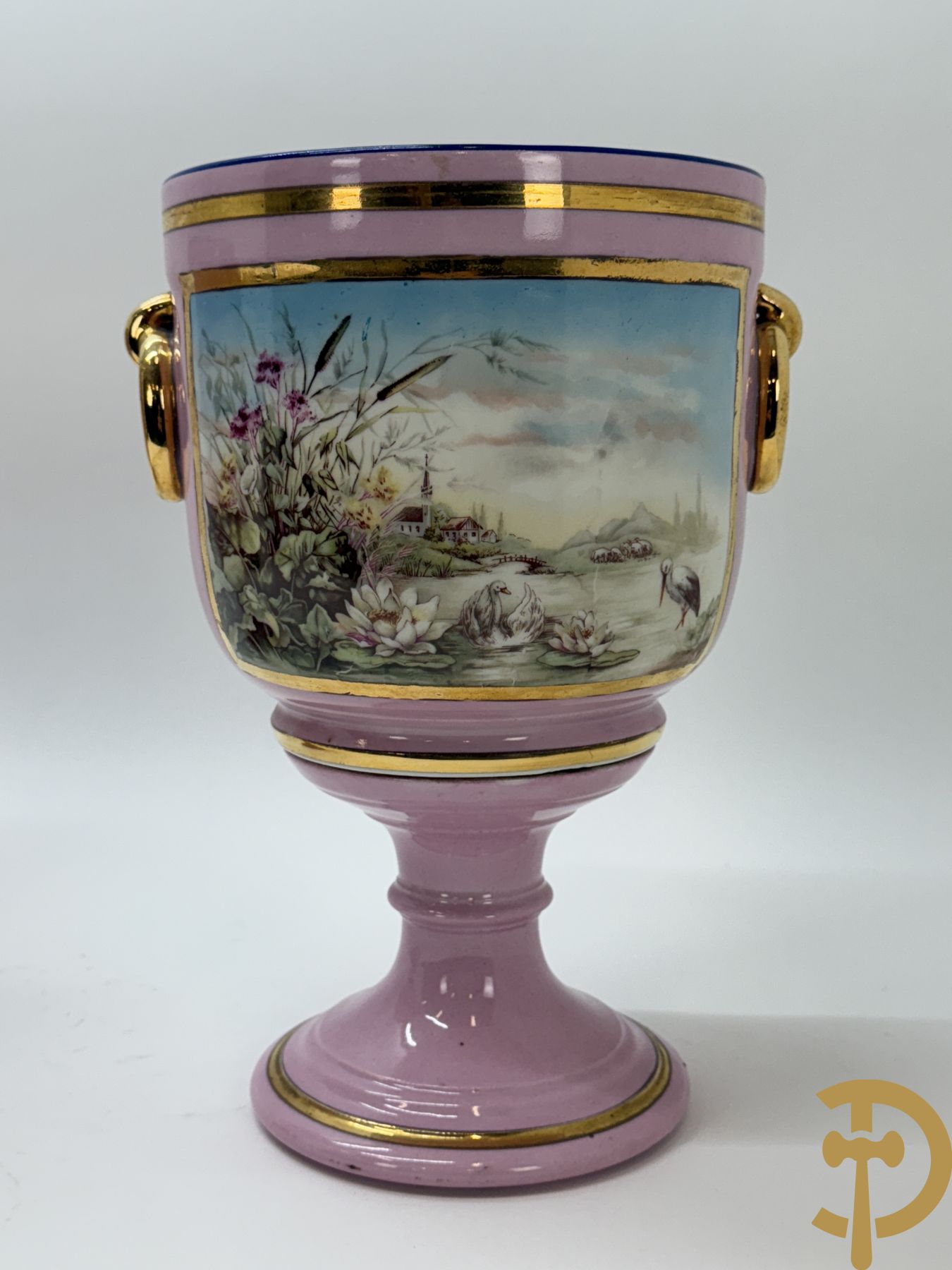 Paar roze gekleurde porseleinen coupes met idyllisch landschap in decalcomanie decor met vergulde rand