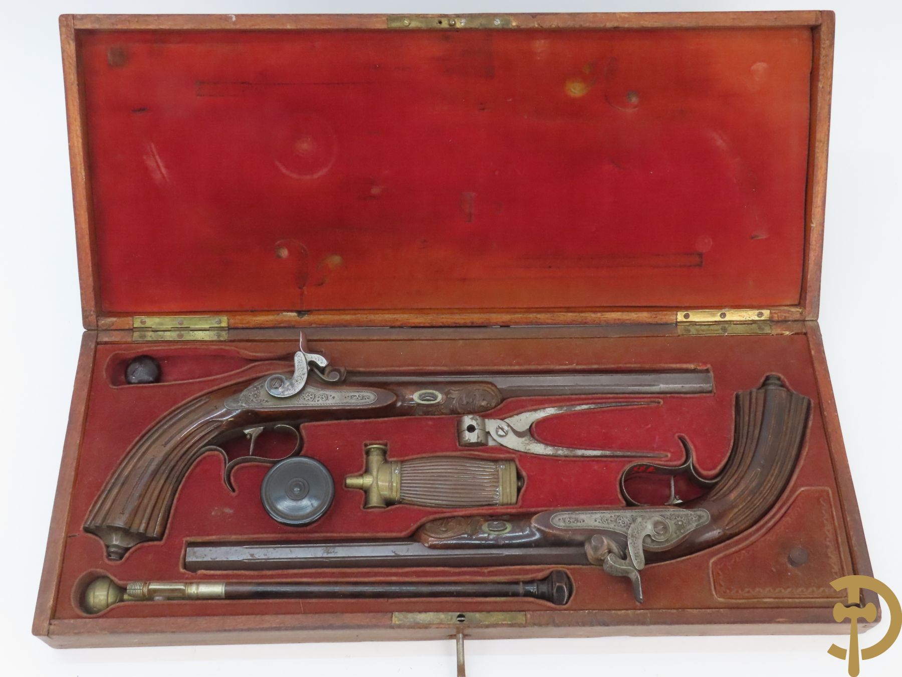 Antieke duelleerkoffer met paar percussie duelleerpistolen met notelaren handvat - (Antiek sierwapen daterend voor 1893 - kopers gebonden aan de Belgische wetgeving)