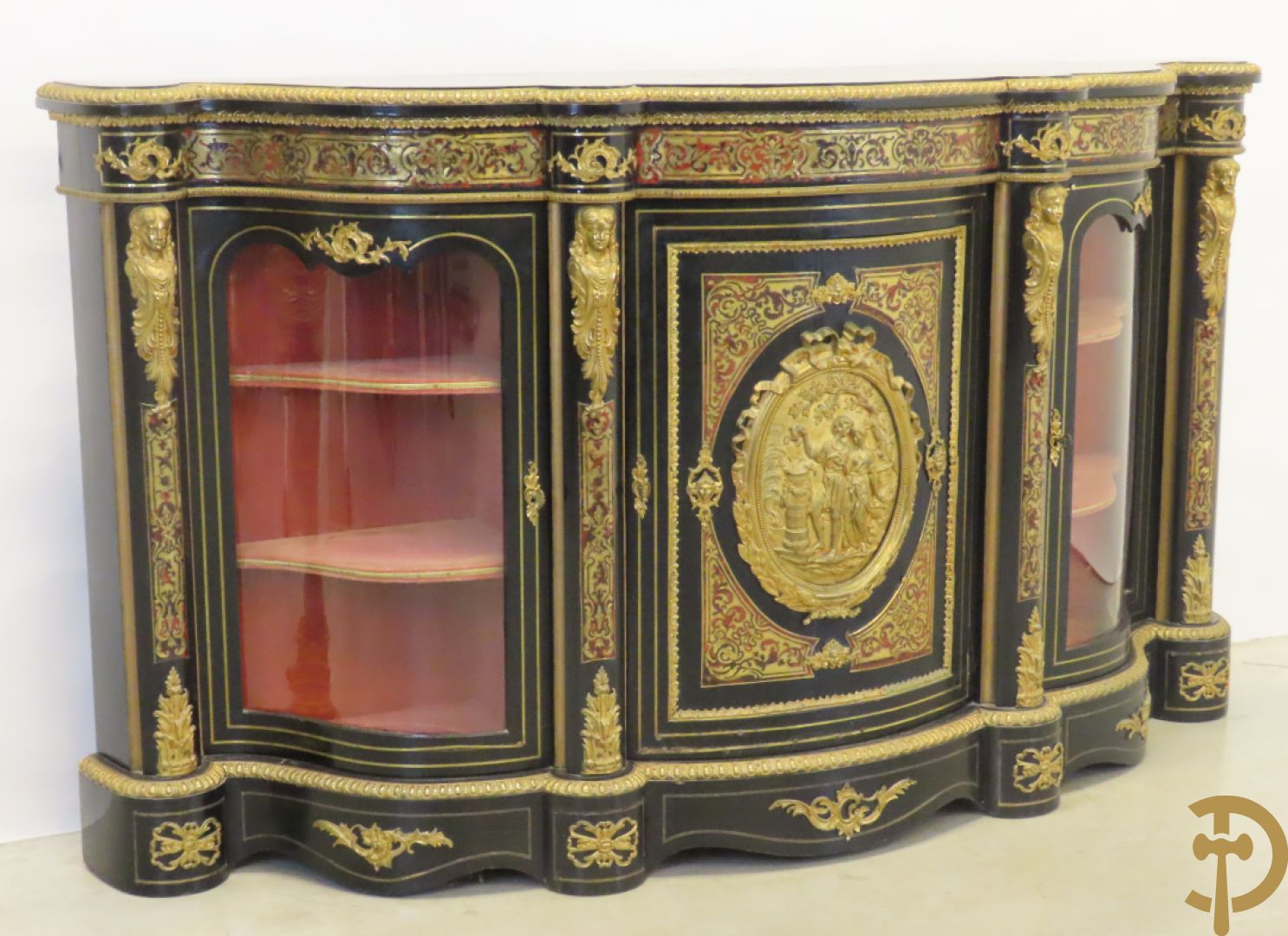 Napoleon III dressoir, centraal met bronnen plakkette omgeven door Louis XVI strik, met 2 zijdelingse vitrines met gebogen glas - stijlen bezet met bronzen dameshoofden