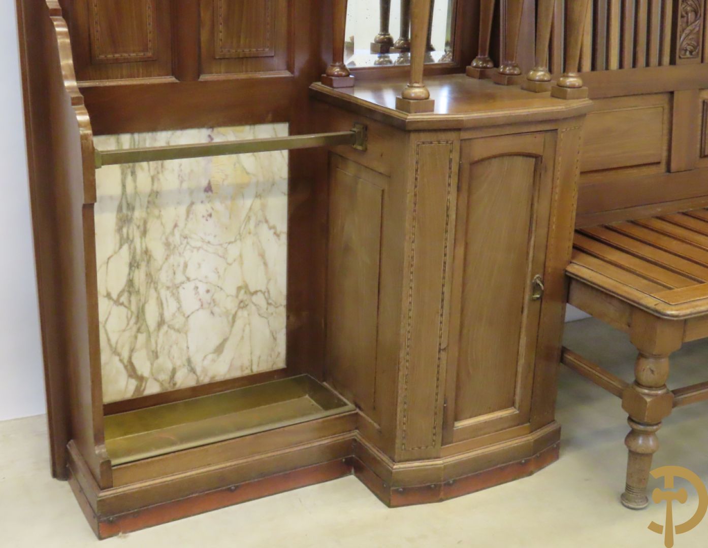 Notelaren Art Deco bank met étagère en paraplustaanders - centraal met spiegel