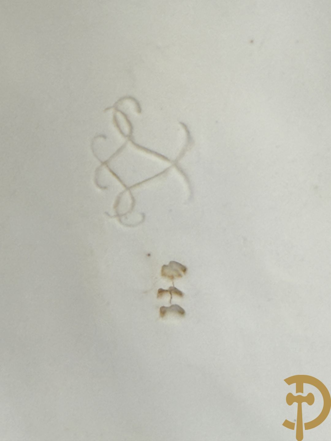 Porseleinen sierbeeld met 4 naakte dames en cupido bezet met bloemenkransen, Sèvres gemerkt