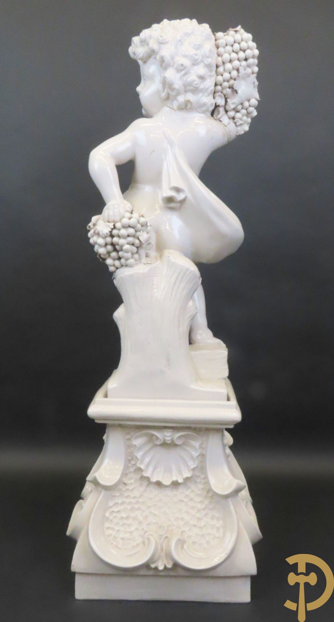 Engel met druiventrossen in Italiaanse majolica op sokkel