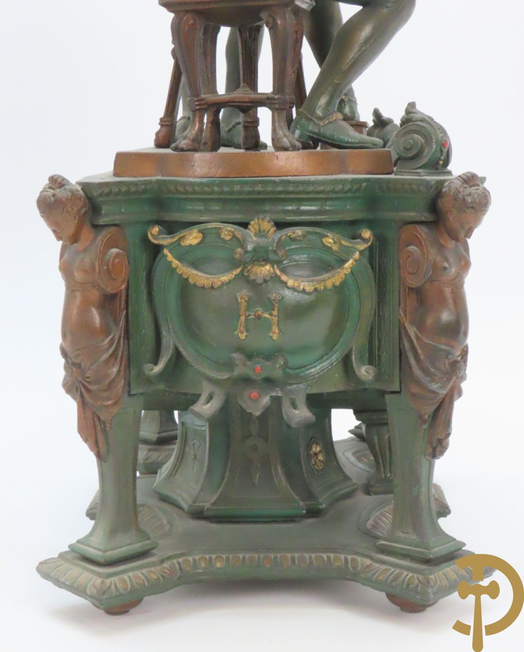 Driedelige kunstbronzen garnituur bestaande uit pendule met paar schakende edelheren, bezet met kariatiden - geflankeerd door paar driearmige kandelaars gehouden door 2 edelheren