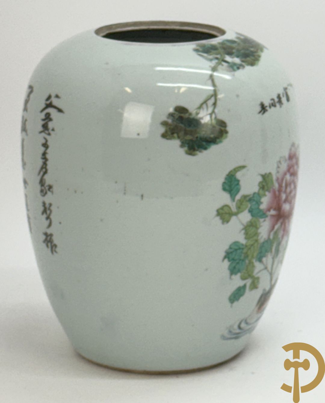 Drie Chinese porseleinen dekselpotiches met vogel- en bloemendecor