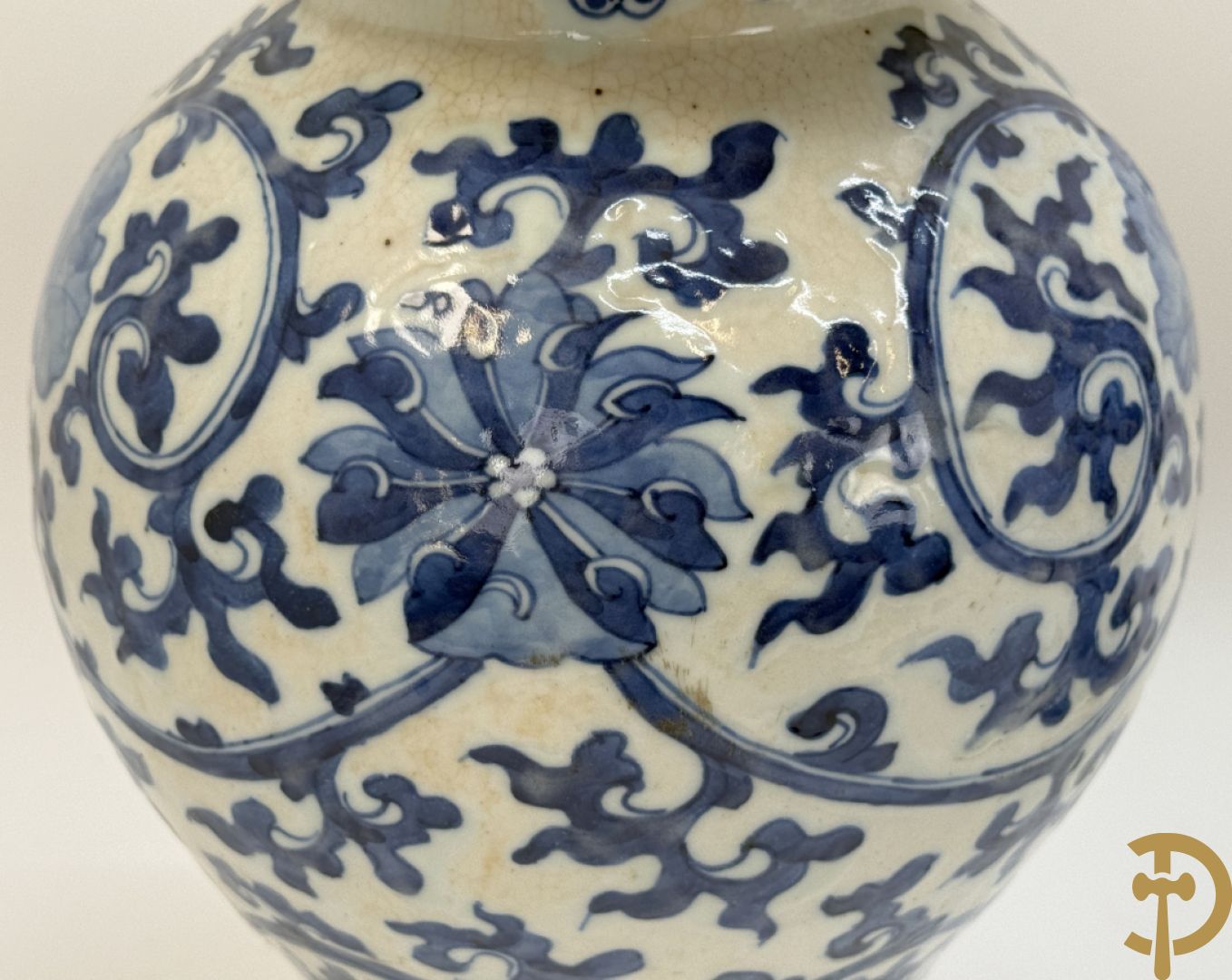 Paar Chinese dekselpotiches in blauw wit porselein met bloemendecor en accanthusranken