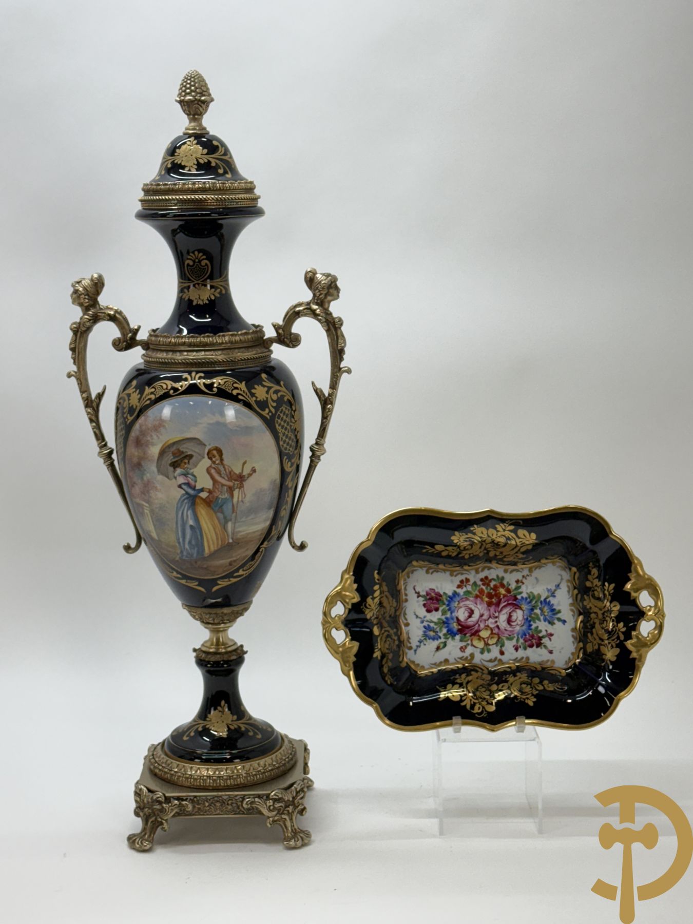 Sèvres stijl vaas met geanimeerde galante scène, zijdelings met paar bronzen armen + schaal met bloementafereel, Limoges stijl