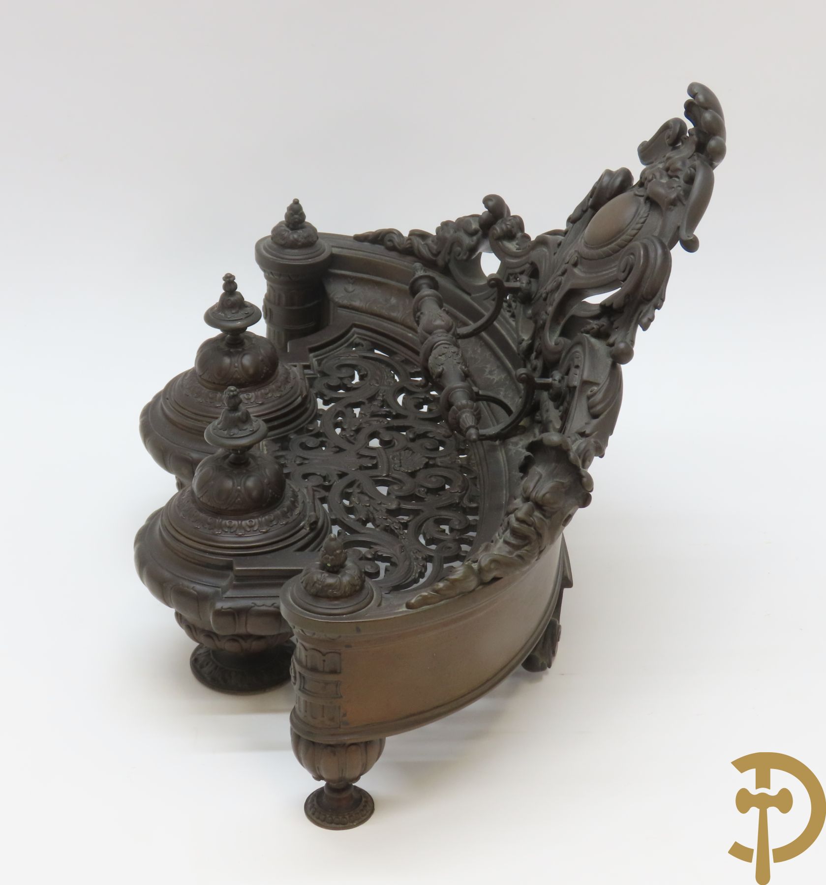 Bronzen Neo Renaissance inktstel met rocailles en bladmotieven