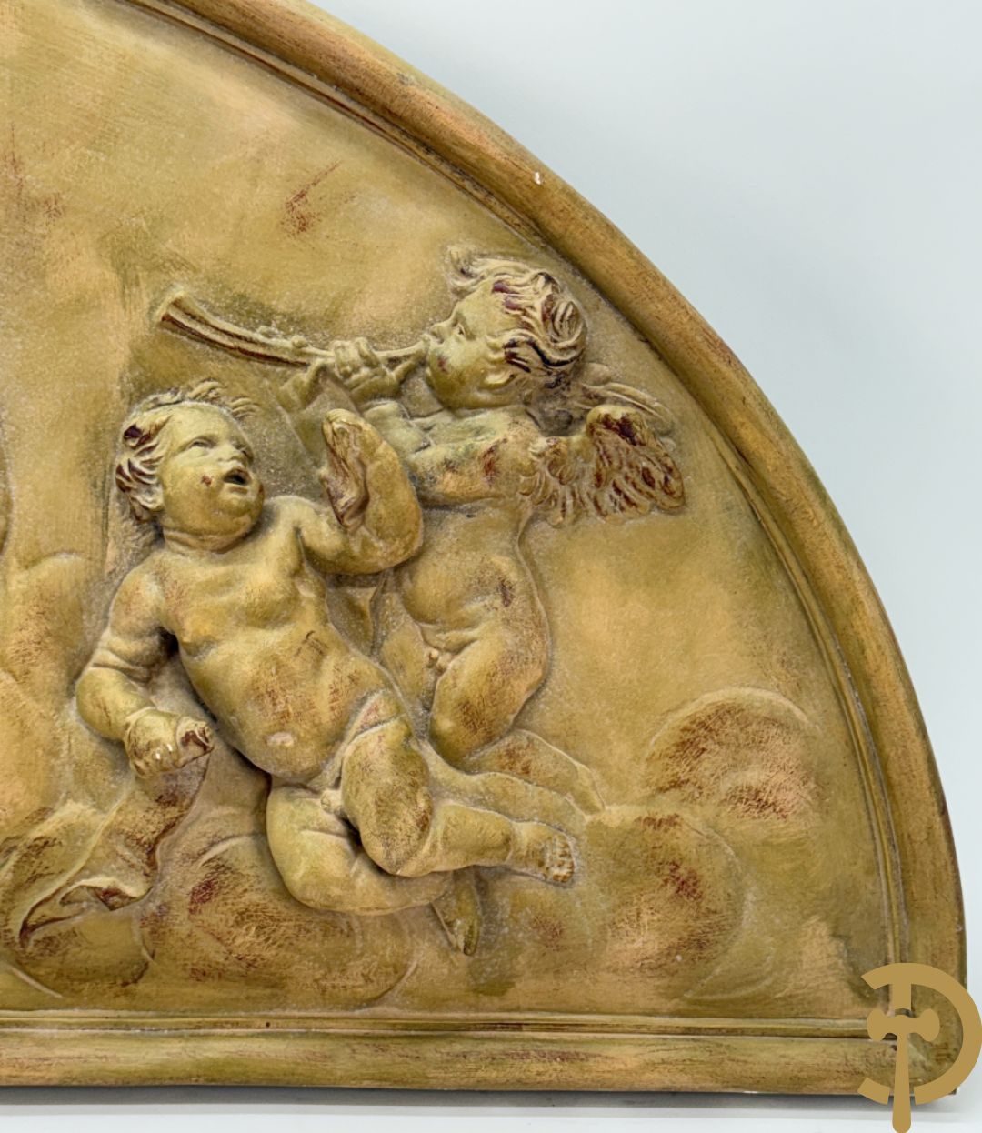 Halve maanvormig basrelief in terra cotta met romantisch decor van musicerende en spelende cupido