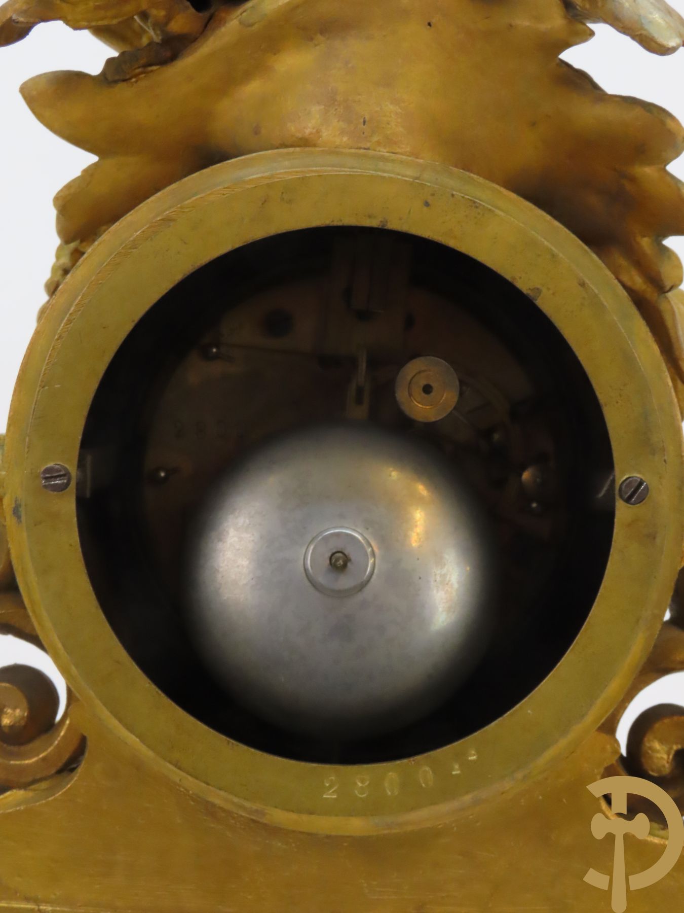 Vergulde pendule in zamak, wijzerplaat bezet met porseleinen plakkettes - bovenaan met vogelpaar, zijdelings met kariathyden houdende een bloementroffee - onder glazen stolp