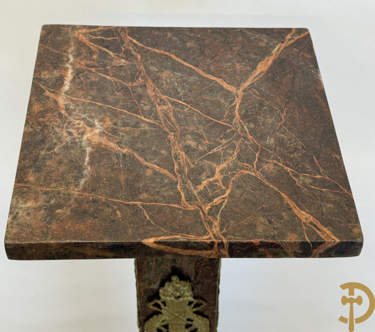 Bruin geaderde marmeren zuil met bronzen ornamenten