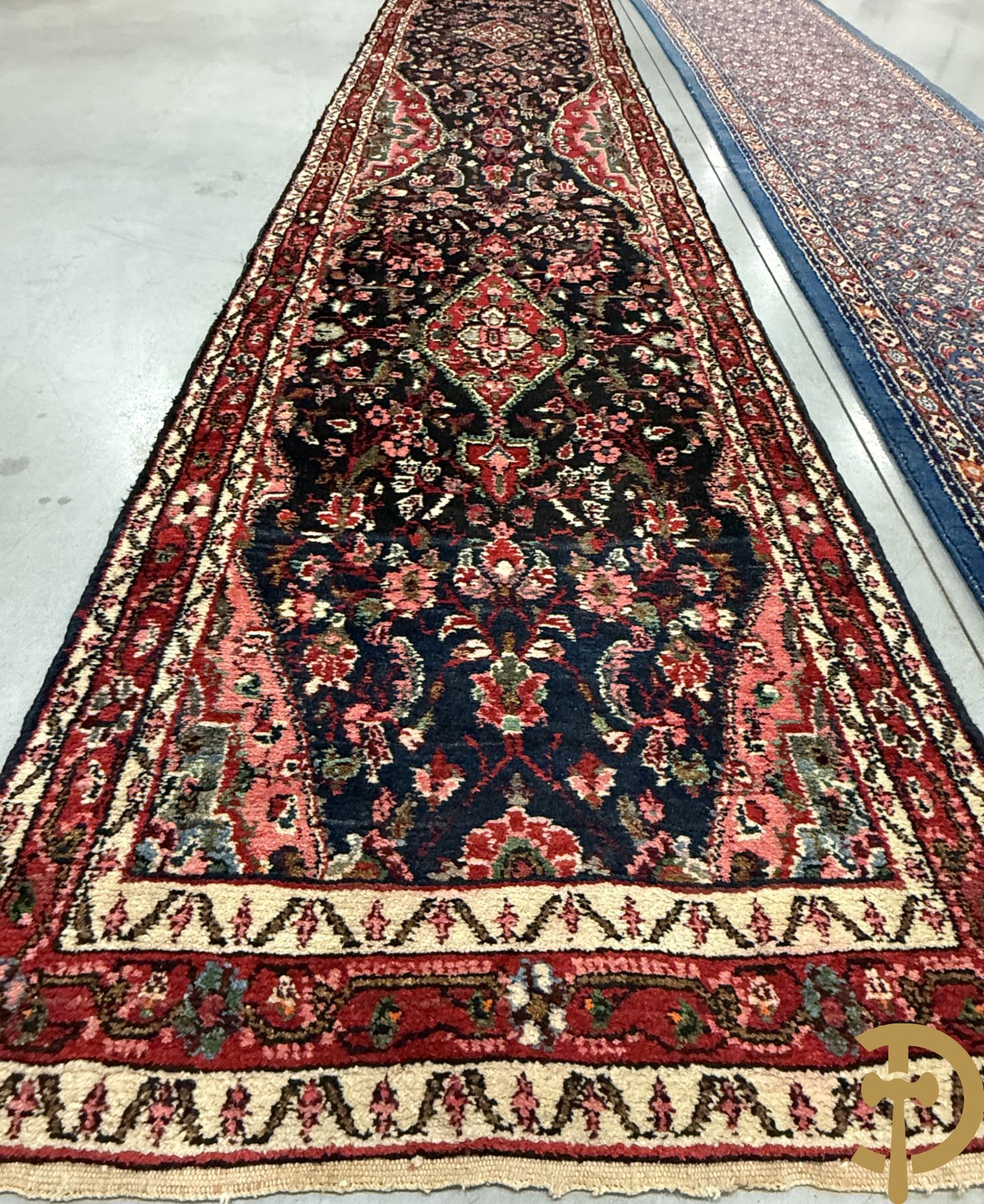 Twee oosterse handgeknoopte lopers