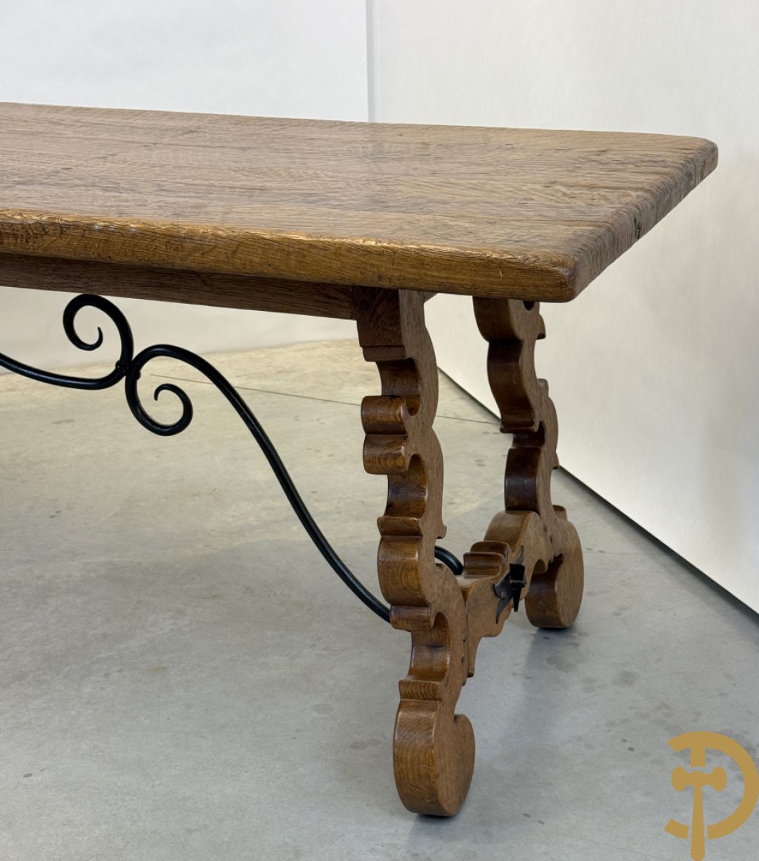 Massief eiken tafel met wangen en smeedijzer verbonden + 6 hoogleunige stoelen + 2 armzetels