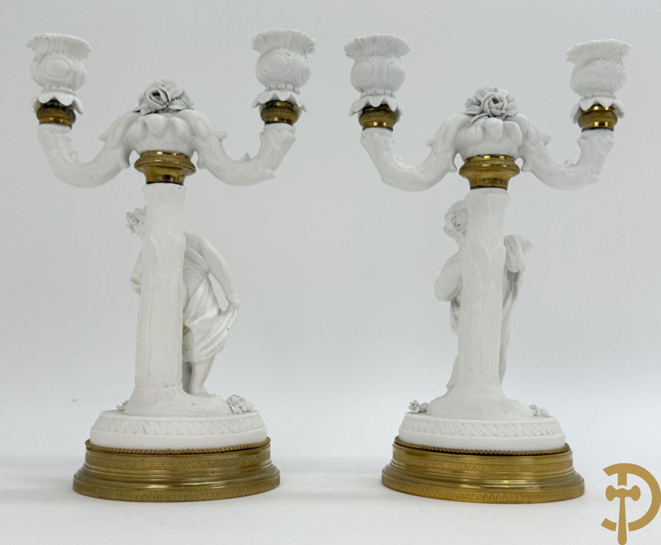 Paar biscuit kandelaars met cupido