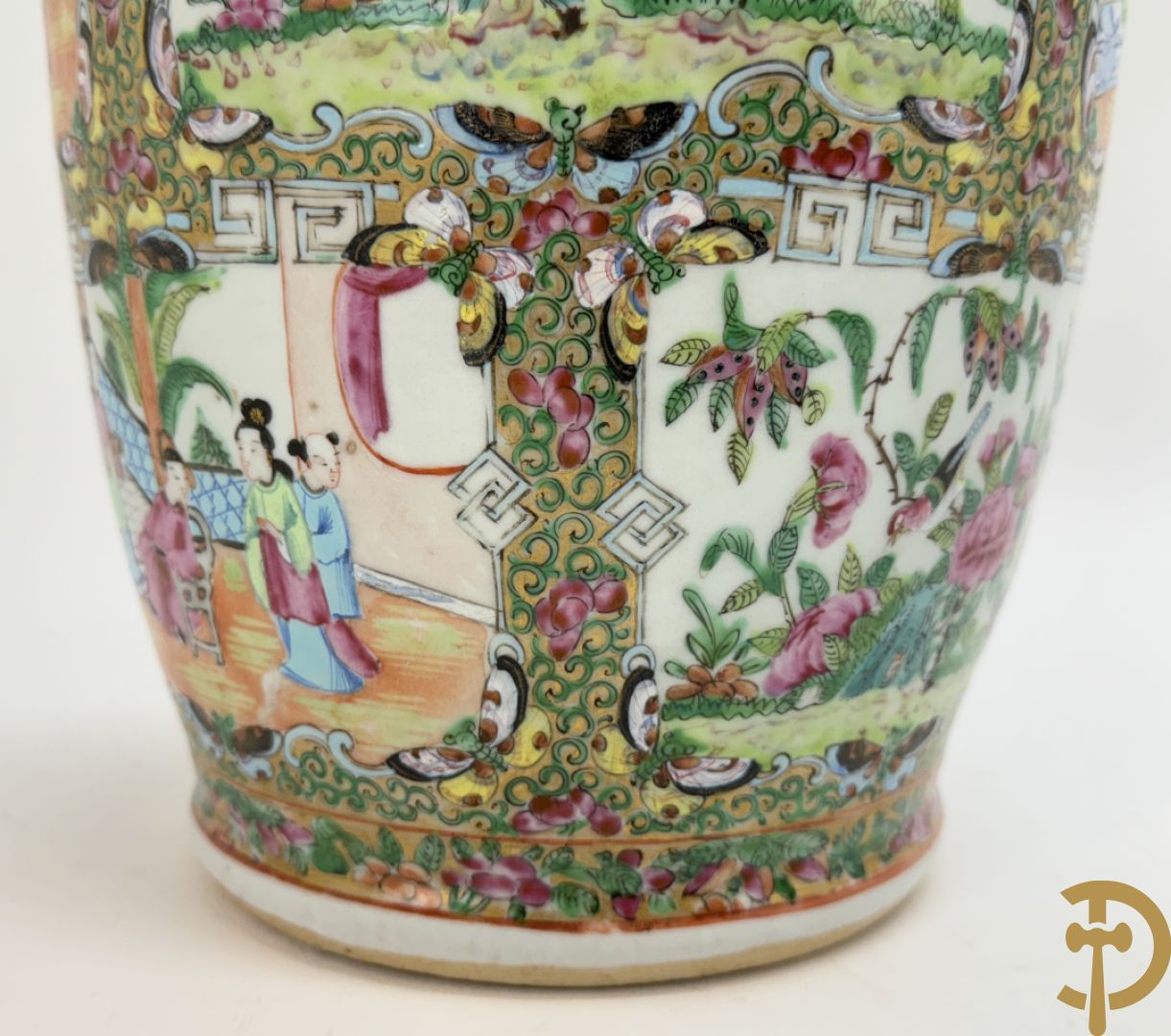 Chinese porseleinen Kanton vaas met geanimeerde taferelen en natuurdecor