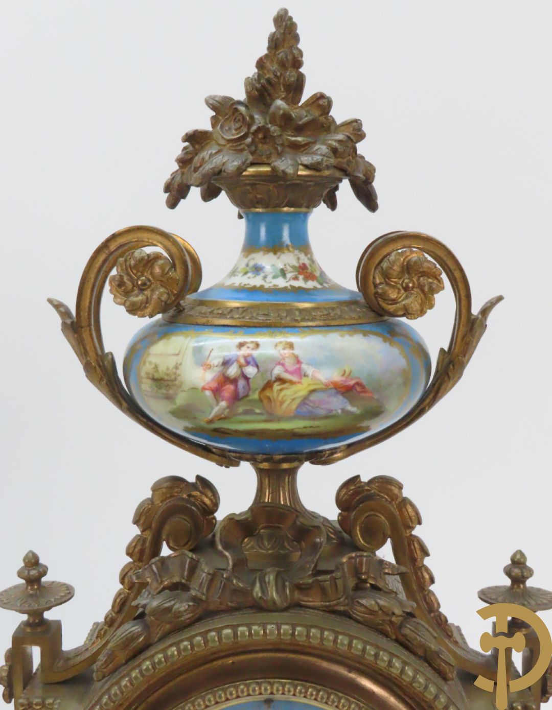 Driedelige bronzen garnituur bezet met Sèvres porselein bestaande uit pendule geflankeerd door paar cupido