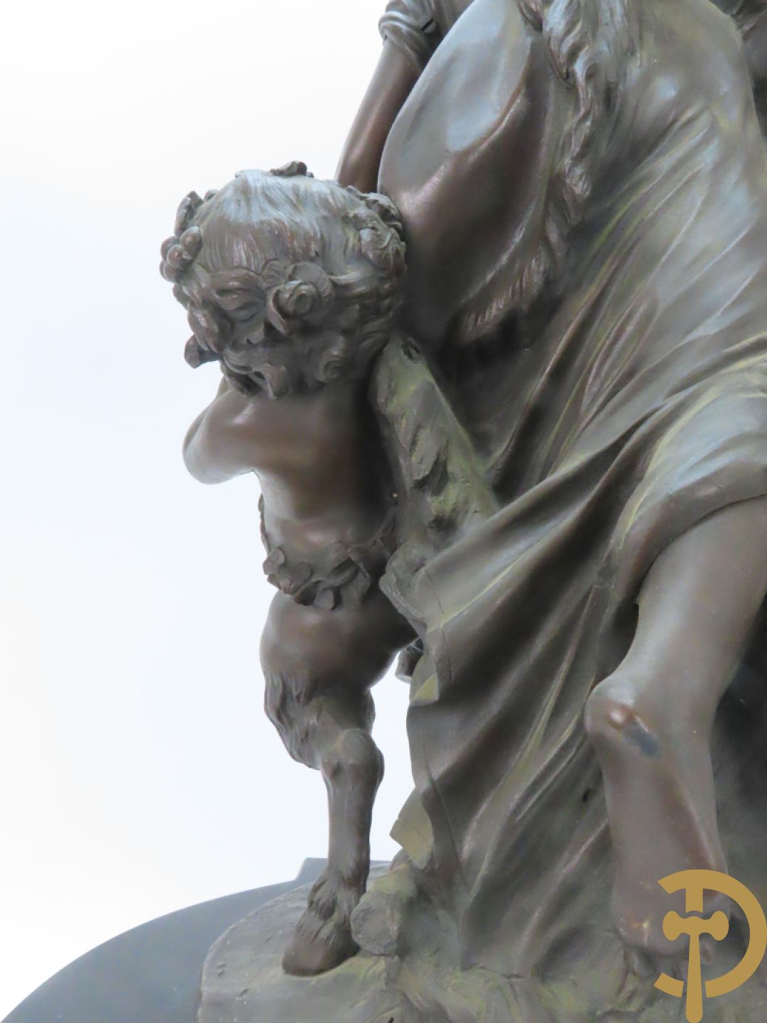 CLODION getekend - Paar elegante bronzen dames met tambour en fruit, geflankeerde door jonge faune, op marmeren klokstel - opgebouwd als garnituur met 2 kandelaars met bronzen kindjes dragende een toorts met bloemen en kaarsen