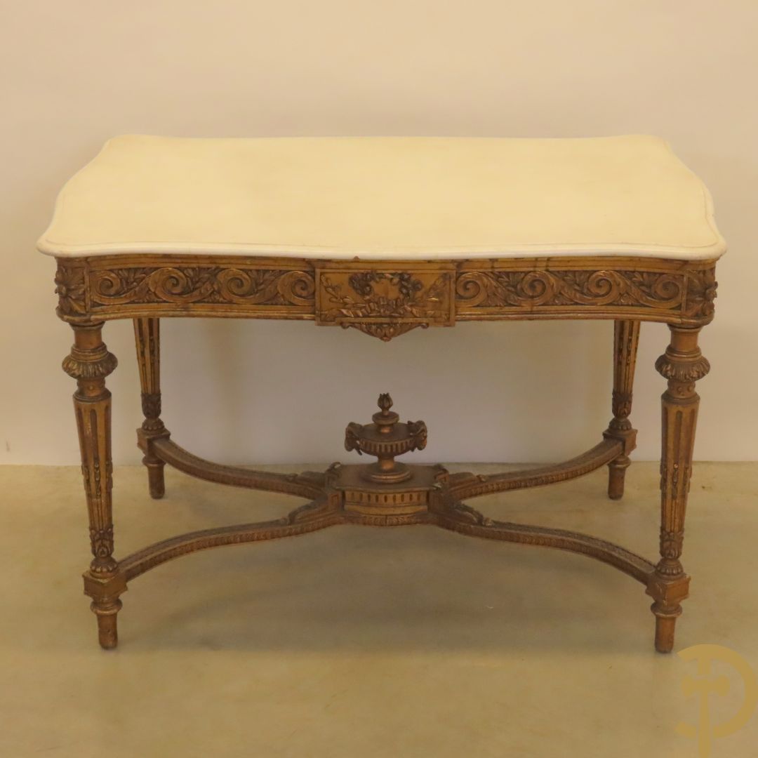 Vergulde salontafel met Louis XVI motieven op gecanneleerde poten
