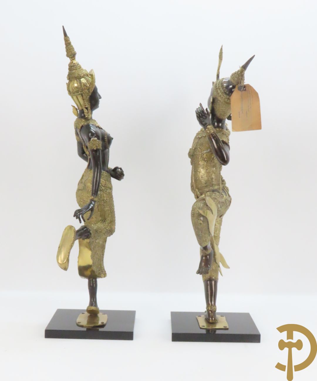 Twee staande koperen boedhistische figuren