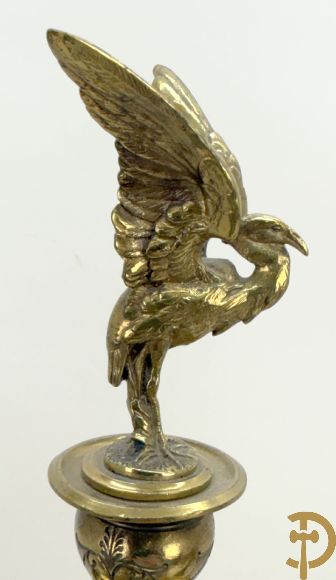 Zwart marmeren garnituur Napoleon III bestaande uit paar bronzen vuurrvergulde vijfarmige kandelaars bezet met vogels op zwarte marmeren basis met hertenkoppen + zwart marmeren middenstuk met klok bezet met hertenkoppen (zonder beeld)