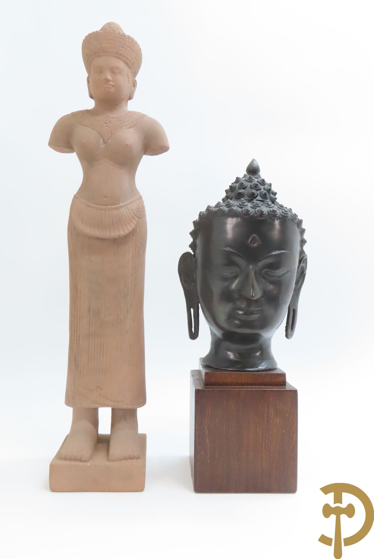 Bronzen boedhahoofd op sokkel + bronzen boedhistische figuur met snaarinstrument + stenen Khmer van boedhistisch figuur + stenen Kmer kopje