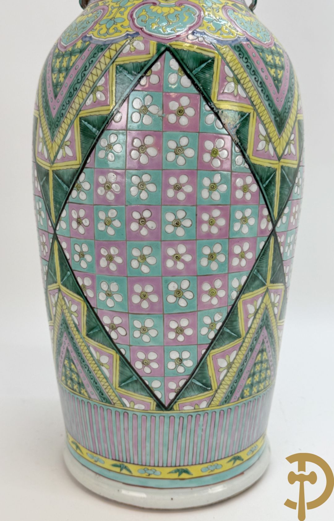 Chinese porseleinen vaas met ruitvormen en geometrische patronen, bovenaan met fo honden bezet