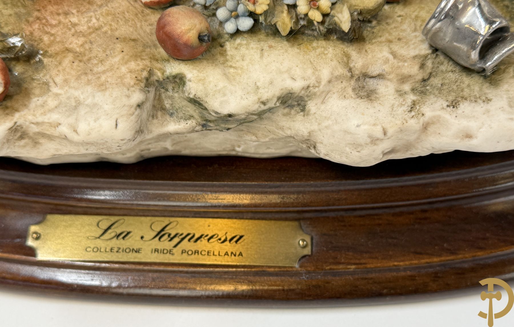 Twee grote Italiaanse groepen in 
gekleurde biscuit : jongens plukken appels - onderonsje aan tafel + 4 groepen in gekleurde Italiaanse biscuit