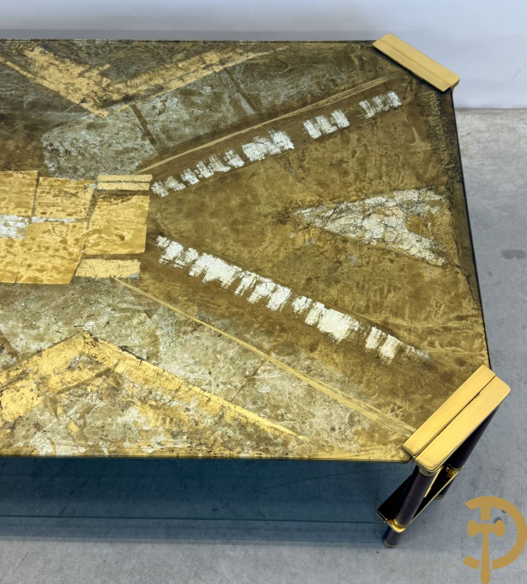 Vintage salontafel met geslepen glazen blad met bladgoud bewerkt op koperen voeten, Meersman Lucas getekend + 2 sidetables met geslepen glazen blad met bladgoud bewerkt op koperen voet, Meersman Lucas getekend + bijhorende lampadaire