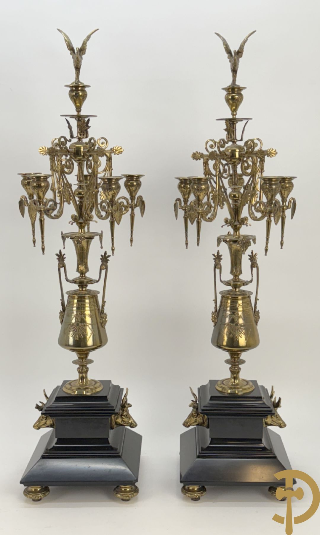 Zwart marmeren garnituur Napoleon III bestaande uit paar bronzen vuurrvergulde vijfarmige kandelaars bezet met vogels op zwarte marmeren basis met hertenkoppen + zwart marmeren middenstuk met klok bezet met hertenkoppen (zonder beeld)